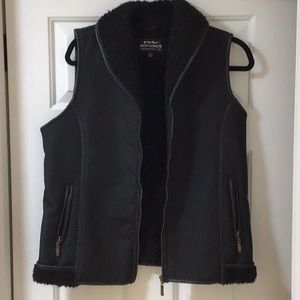 Super cute black zip up vest with zip pockets and Sherpa lining- from Montanaco